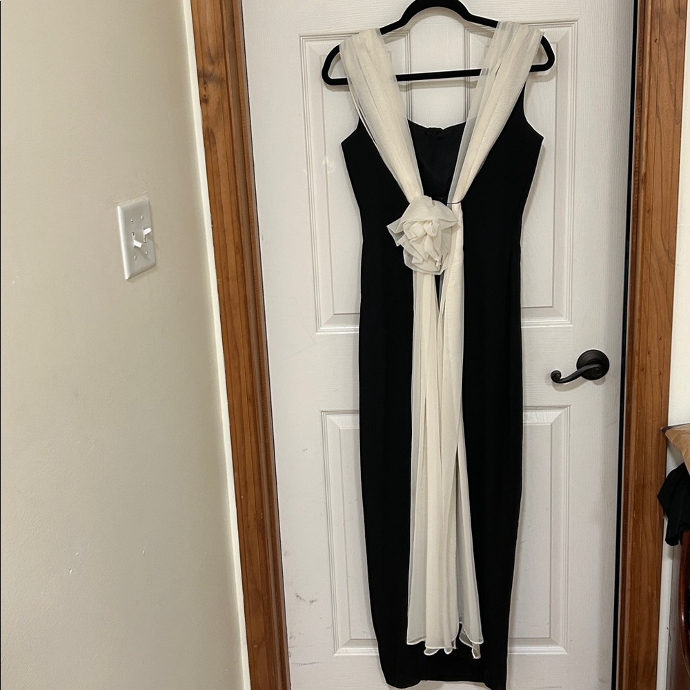 Dave & Johnny Black and Cream Gown - Picture 3 of 8